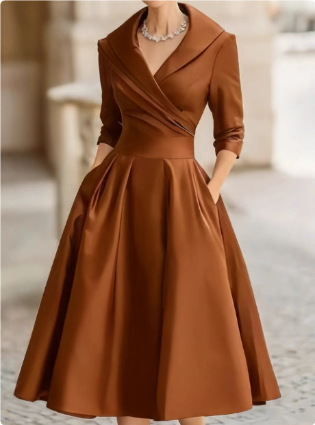 Robe élégante cintrée à taille haute, manches longues, coupe asymétrique raffinée