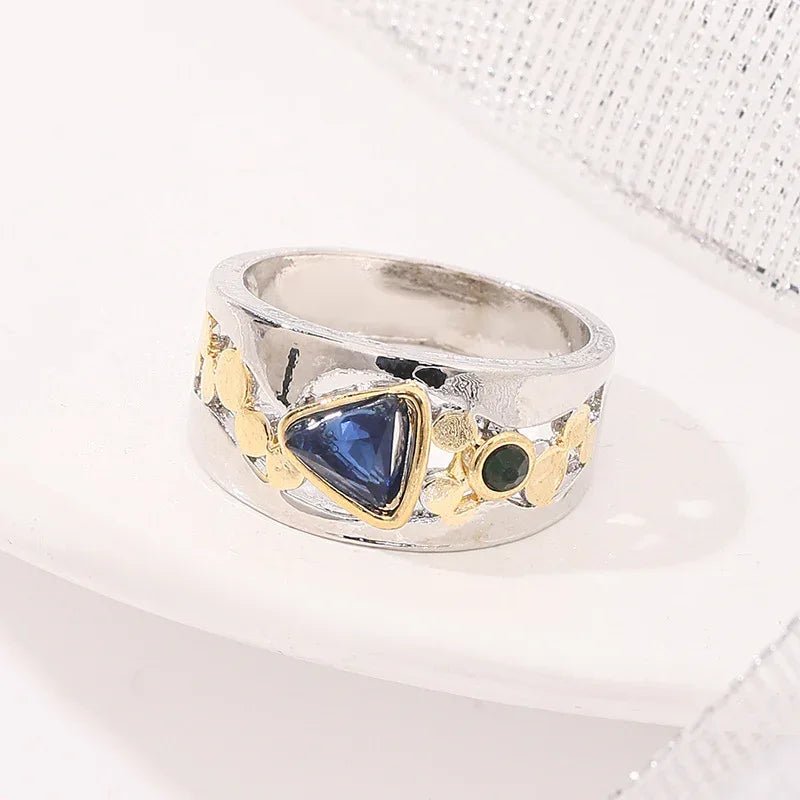 Ensemble de bague de fiançailles créative ajourée avec zirconiums verts éclatants - IVOIRART.COM