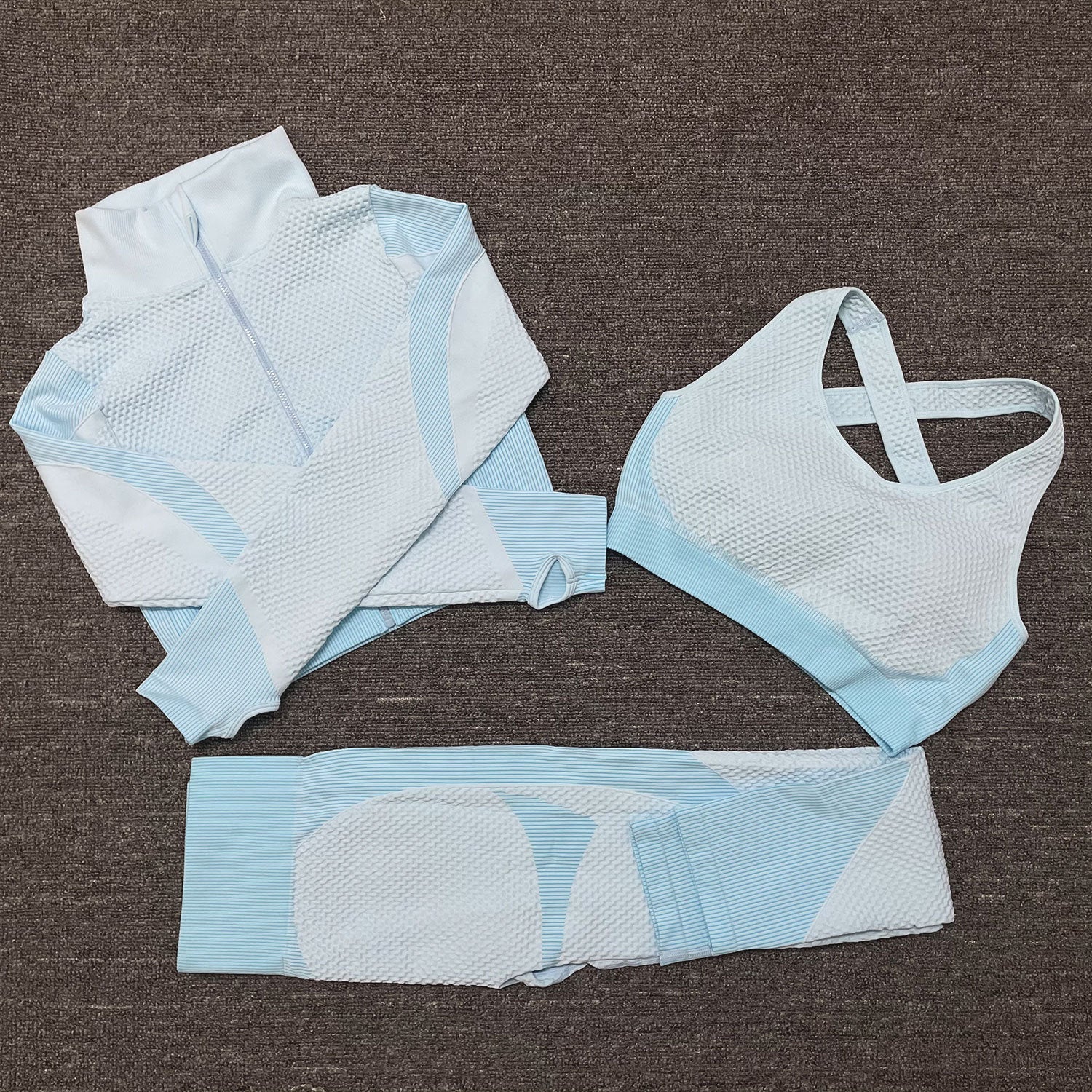Ensemble de sport stretch trois pièces pour fitness et yoga – pantalon et haut ajustés - IVOIRART.COM