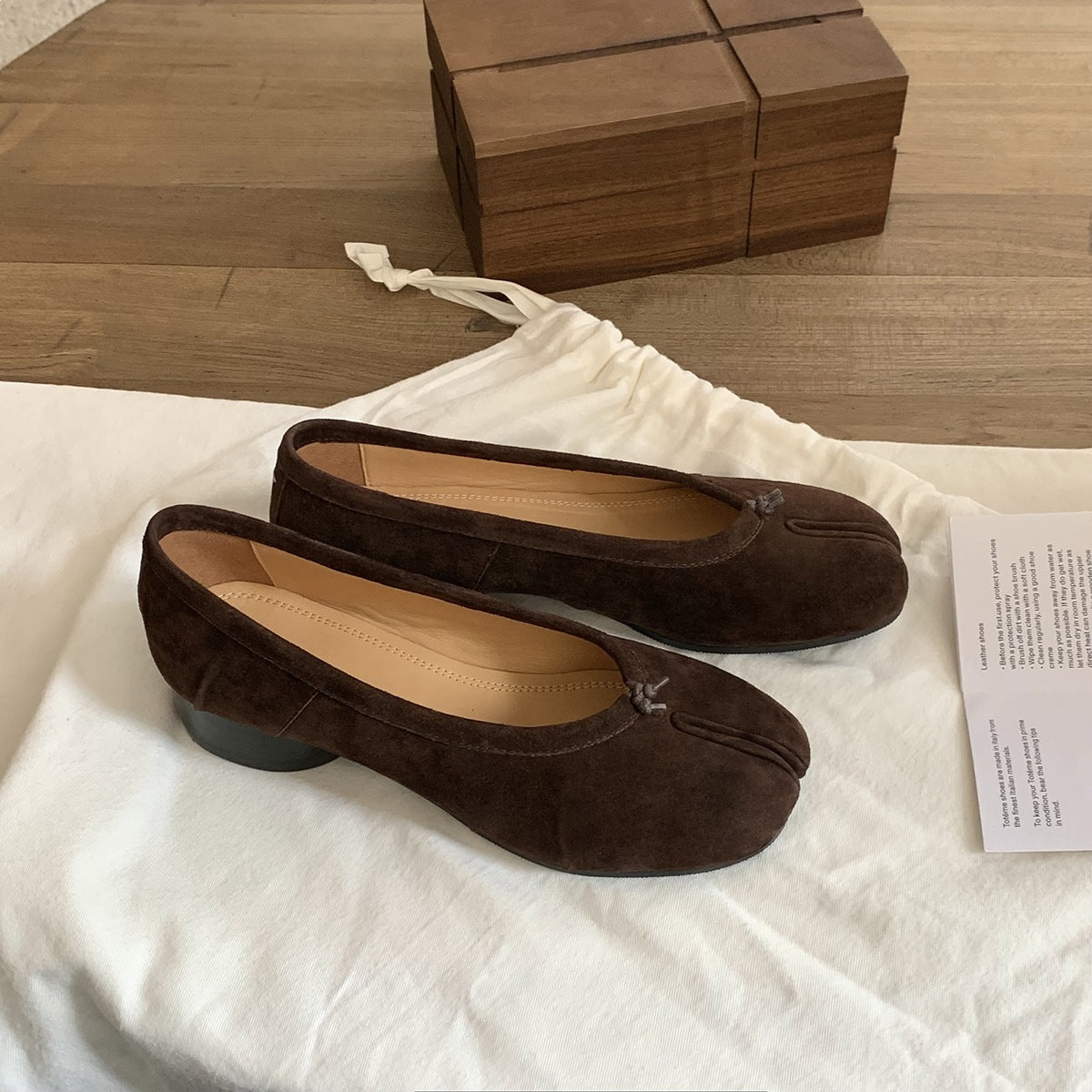 Escarpins fendus Ongle de cochon, talon épais et bout ouvert moyen - IVOIRART.COM