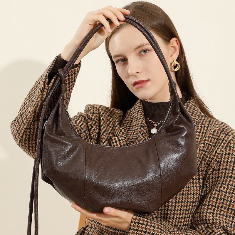 Sac bandoulière en cuir véritable, style croissant, porté épaule et sous bras