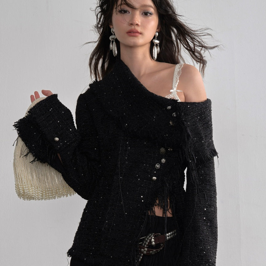 Veste style Chanel à devant incliné avec boutons métalliques décoratifs