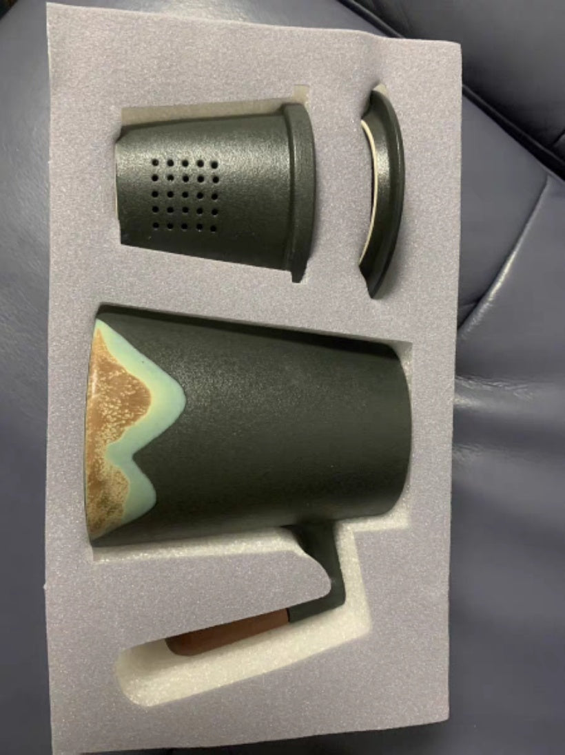 Tasse peinte à la main Factory Creative Yuanshan avec poigné en bois, tasse à thé en céramique avec couvercle et filtre, trois pièces, bureau, maison