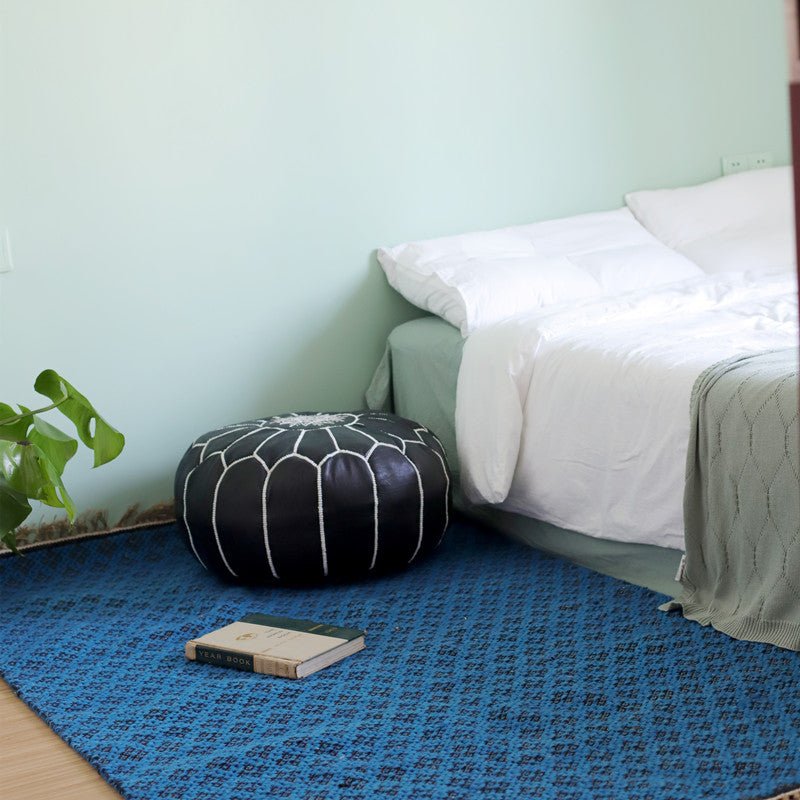 Futon en peau de mouton brodé main en cuir marocain Pier, motif cercle tradition - IVOIRART.COM