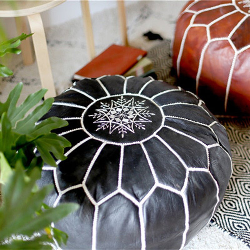 Futon en peau de mouton brodé main en cuir marocain Pier, motif cercle tradition - IVOIRART.COM