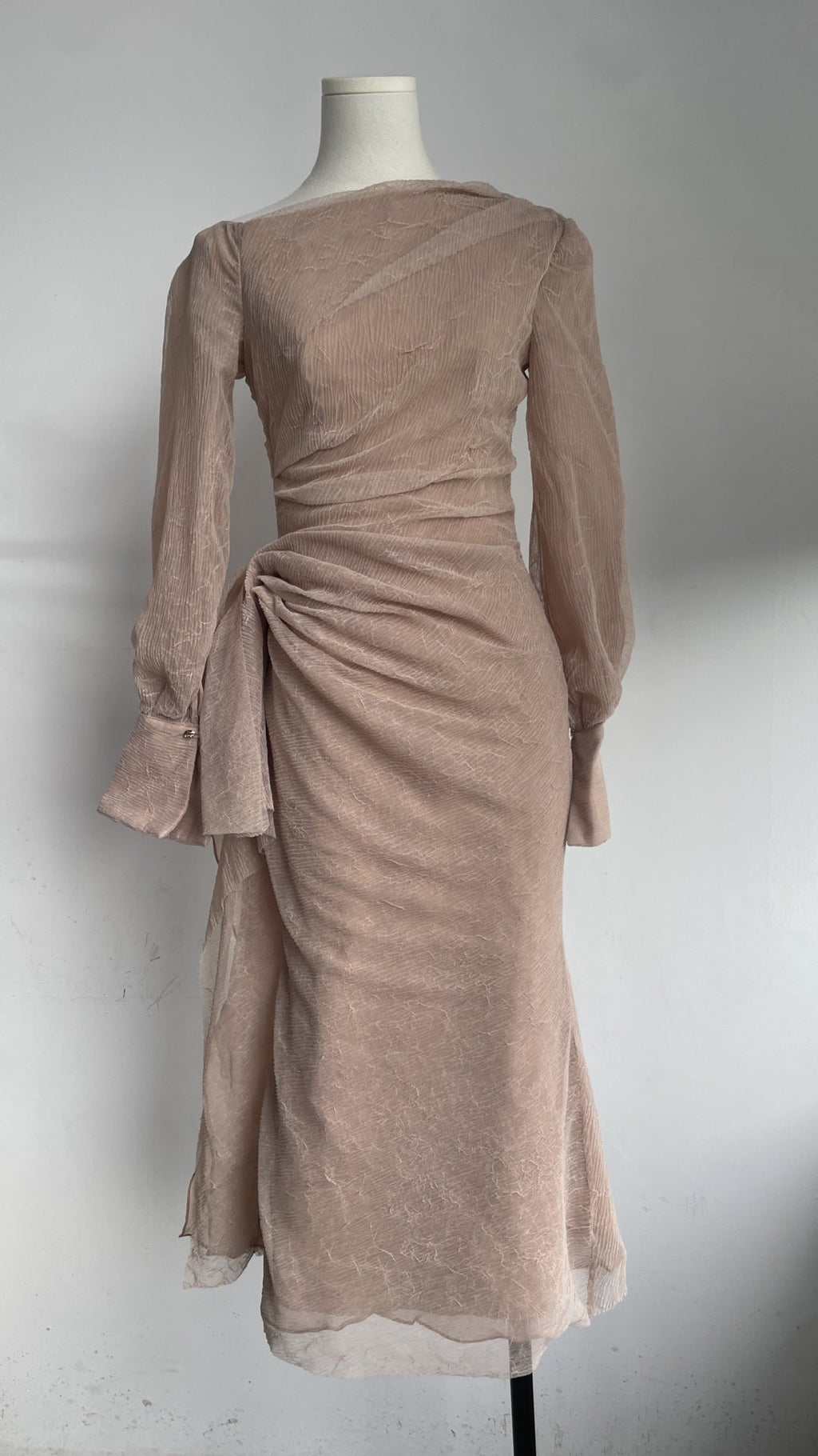 Gentle-style Pleated Long-sleeve Waist-cinching Off-shoulder Gown With Pleats In A Ladylike Aesthetic - IVOIRART.COM