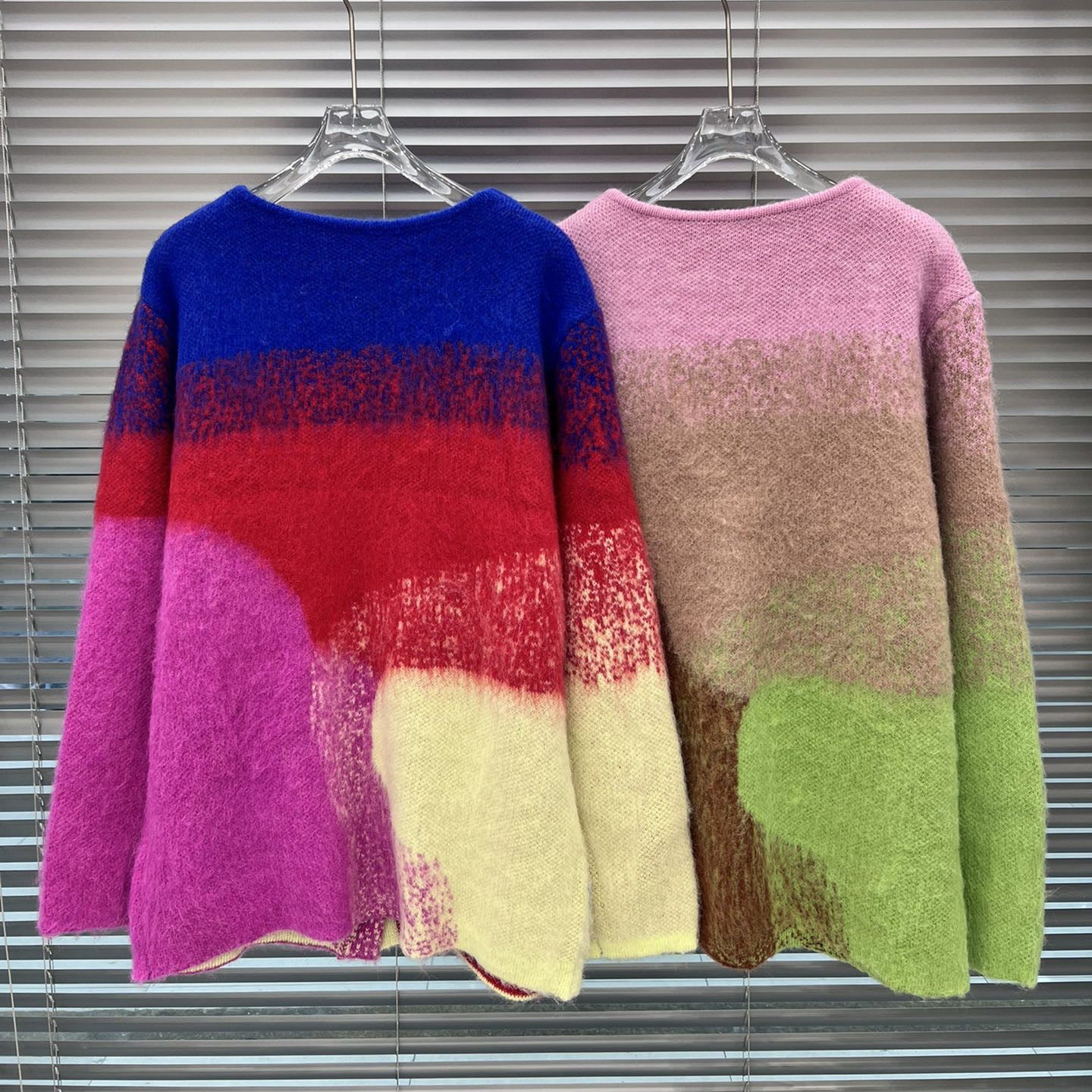 Gilet mohair dégradé col V tricoté pour femme — style cardigan doux et chic luxe - IVOIRART.COM
