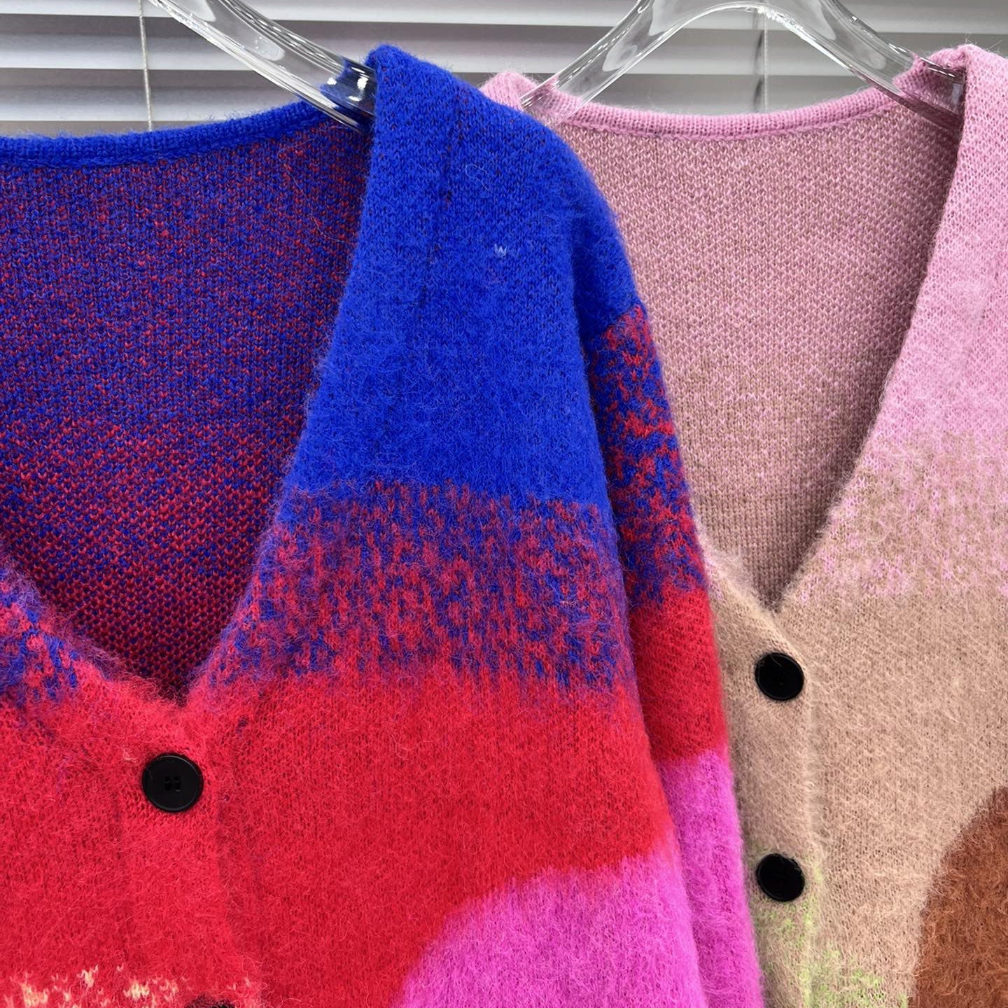 Gilet mohair dégradé col V tricoté pour femme — style cardigan doux et chic luxe - IVOIRART.COM