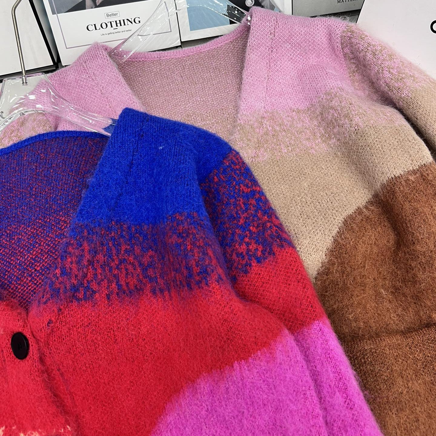 Gilet mohair dégradé col V tricoté pour femme — style cardigan doux et chic luxe - IVOIRART.COM