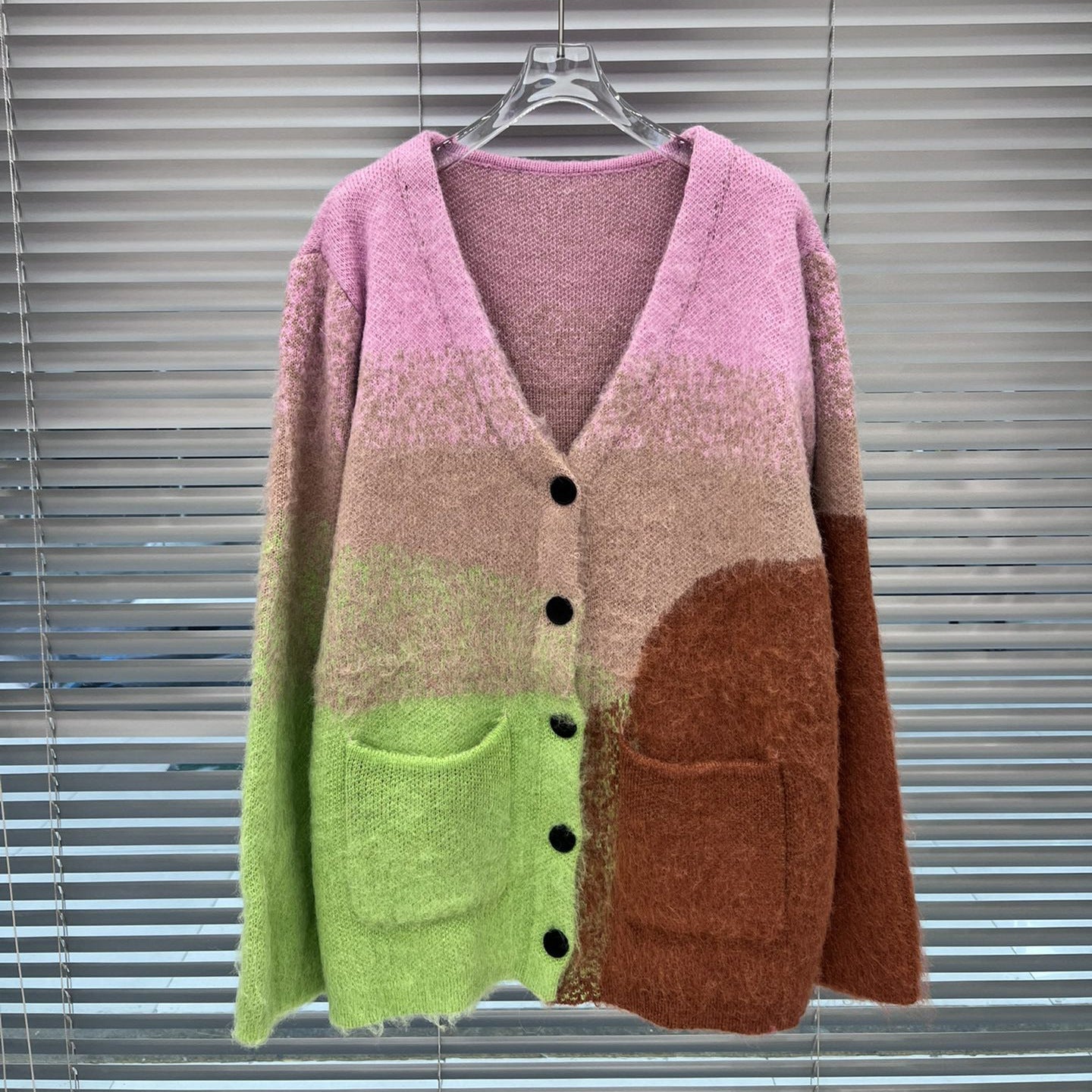 Gilet mohair dégradé col V tricoté pour femme — style cardigan doux et chic luxe - IVOIRART.COM