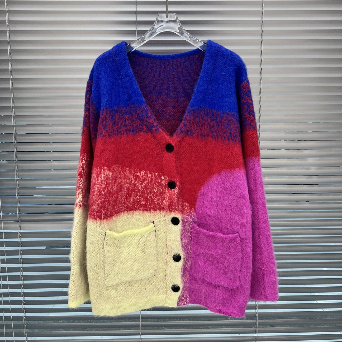 Gilet mohair dégradé col V tricoté pour femme — style cardigan doux et chic luxe - IVOIRART.COM