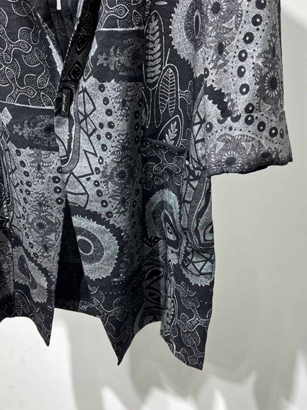 Haut d'été léger à imprimé irrégulier, coupe ample et mode, noir à fleurs - IVOIRART.COM