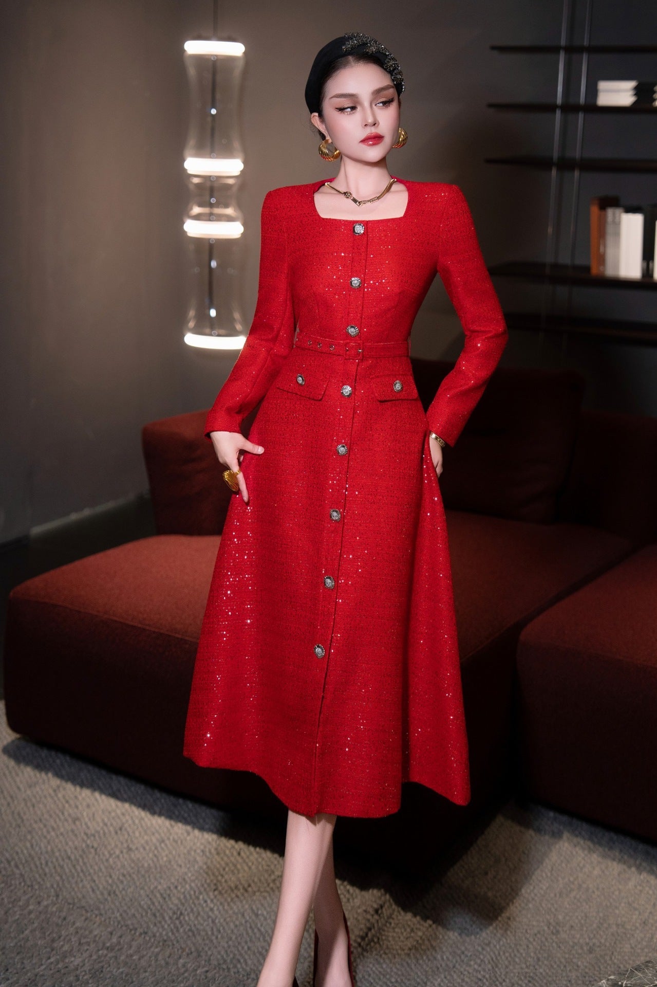 Jupe mi-longue en tweed rouge à sequins, taille haute gainante, encolure carrée . - IVOIRART.COM