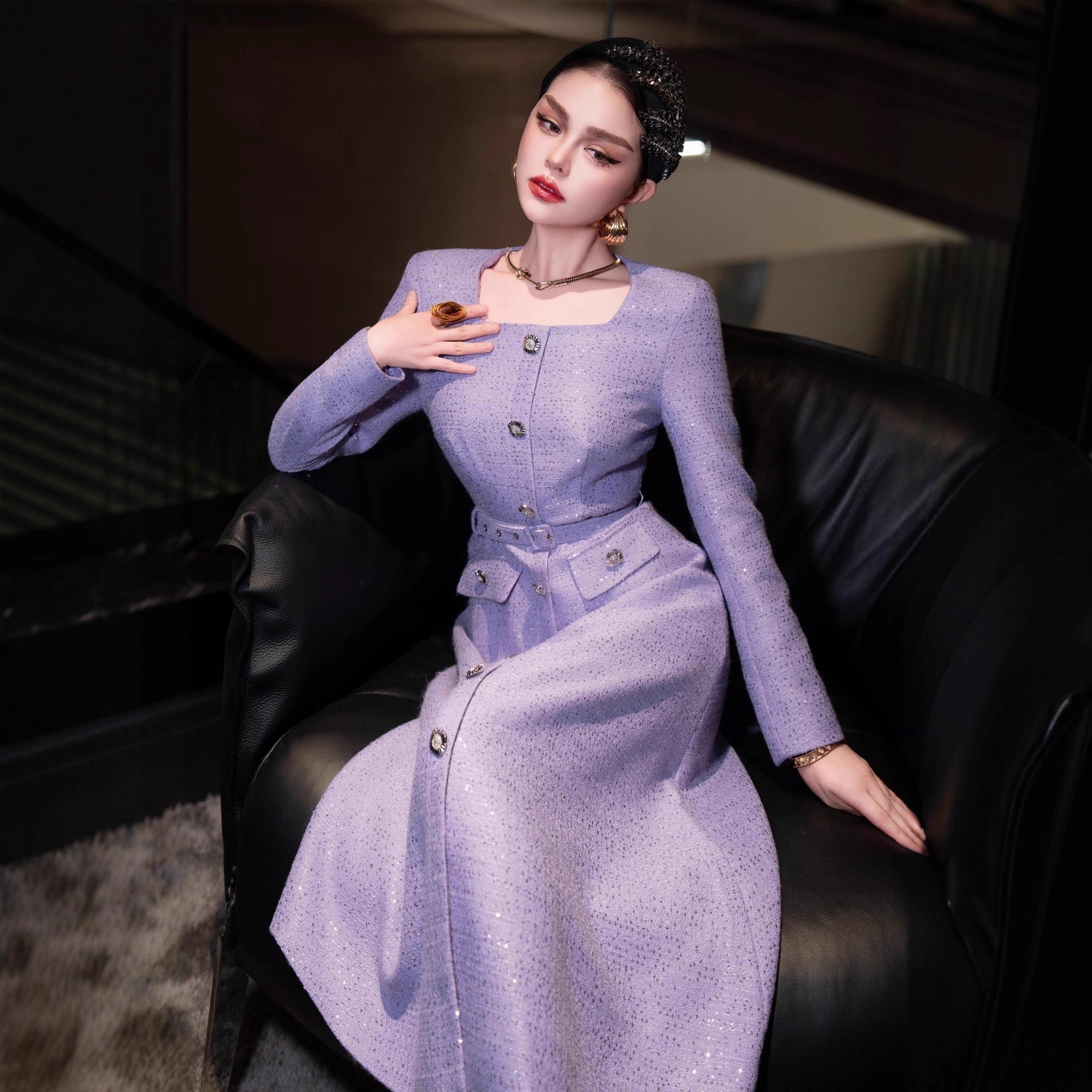 Jupe mi-longue en tweed rouge à sequins, taille haute gainante, encolure carrée . - IVOIRART.COM