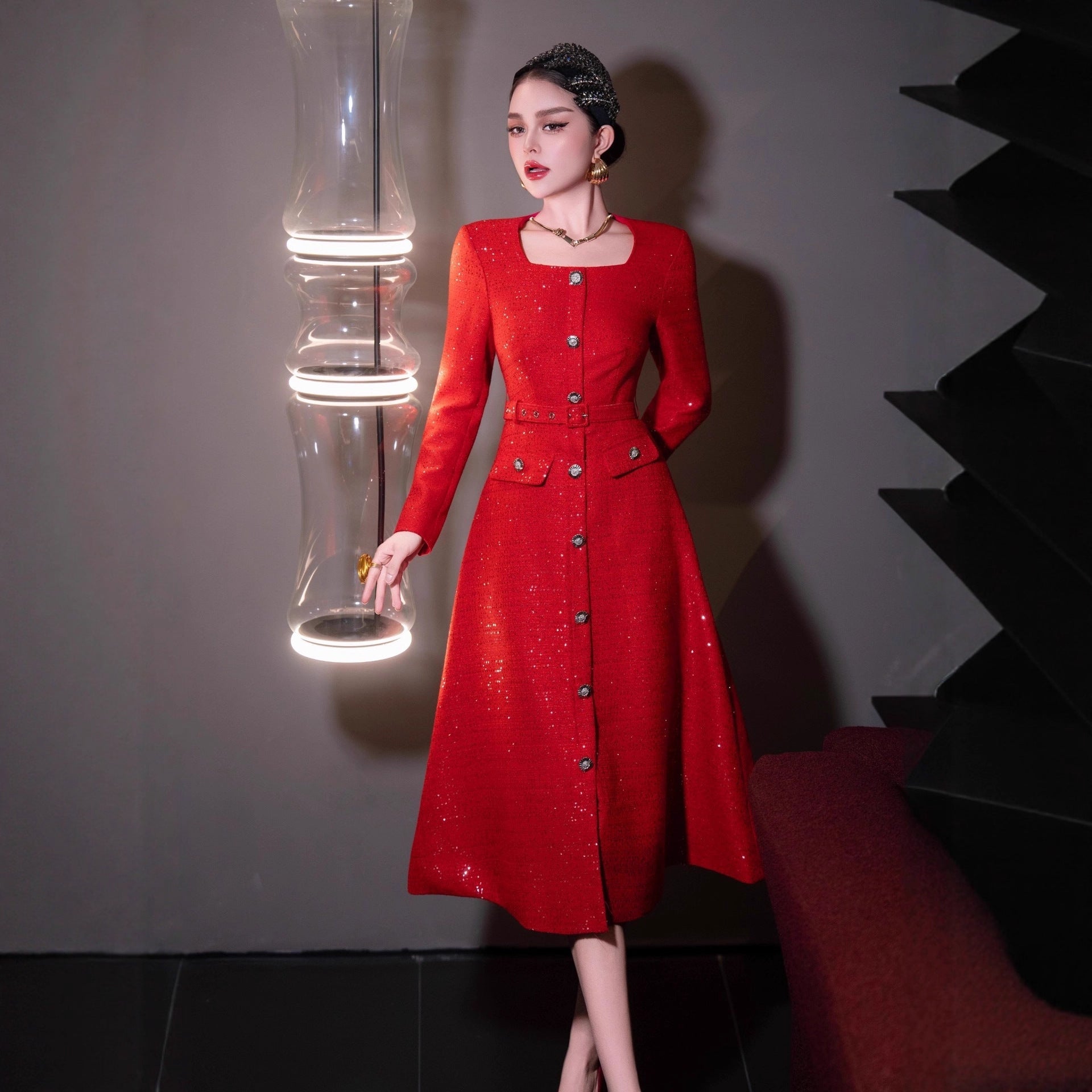 Jupe mi-longue en tweed rouge à sequins, taille haute gainante, encolure carrée . - IVOIRART.COM