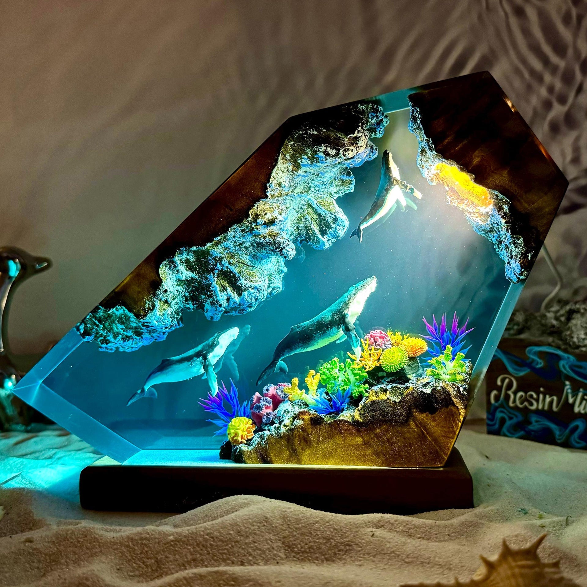 Lampe Baleine à Bosse en Résine et Bois époxy, Décorative USB, Style Minimaliste. - IVOIRART.COM