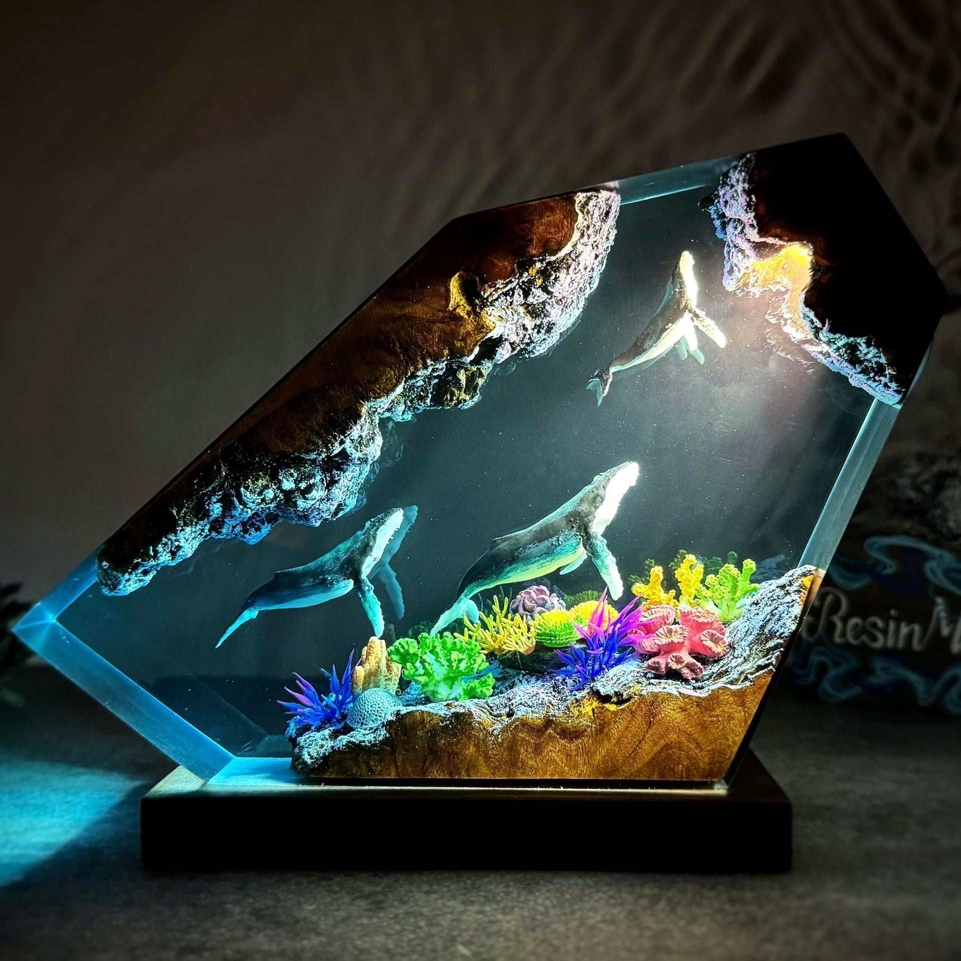 Lampe Baleine à Bosse en Résine et Bois époxy, Décorative USB, Style Minimaliste. - IVOIRART.COM