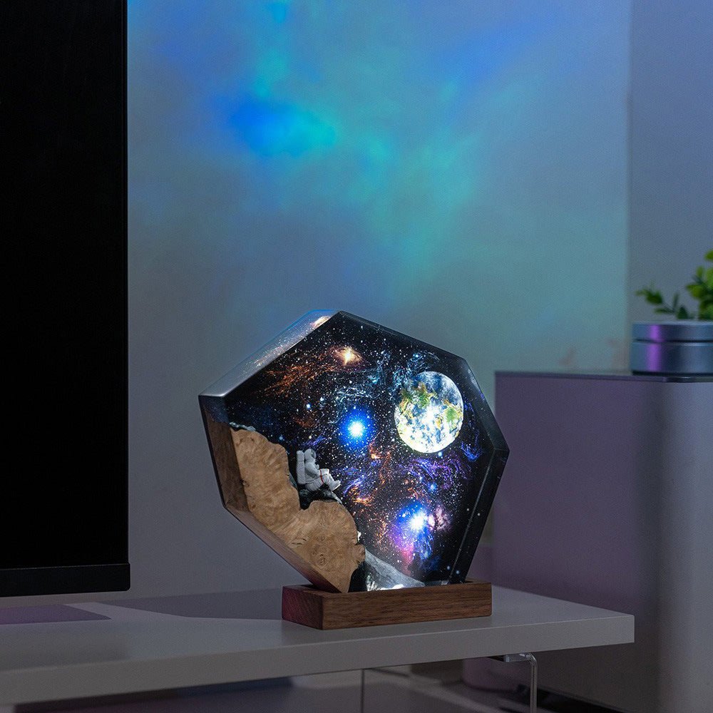 Lampe Interstellaire en Résine Époxy Galaxie de l'Espace, Lampe de Nuit en Bois - IVOIRART.COM