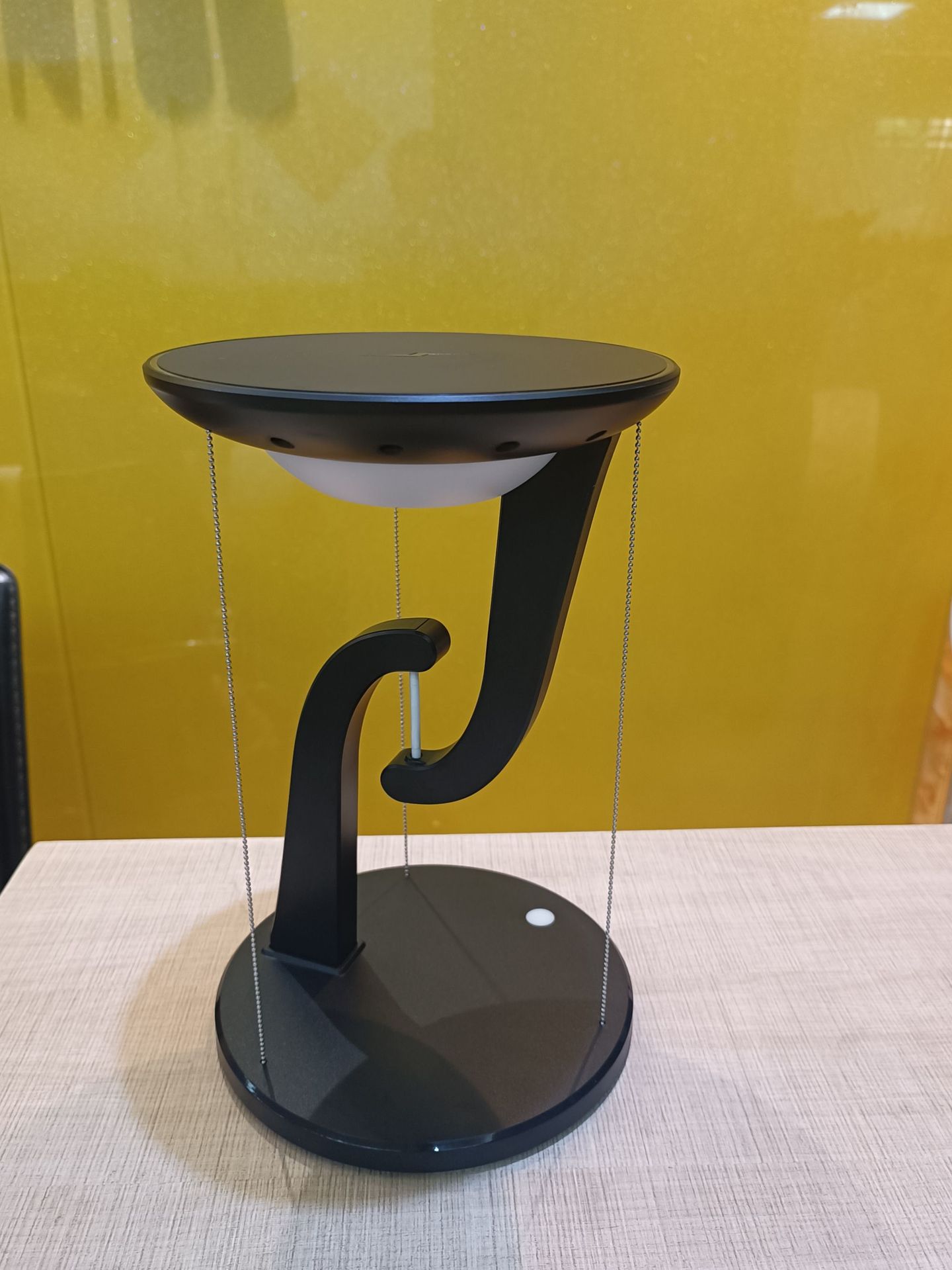Lampe suspendue créative et intelligente avec chargeur sans fil pour téléphone - IVOIRART.COM