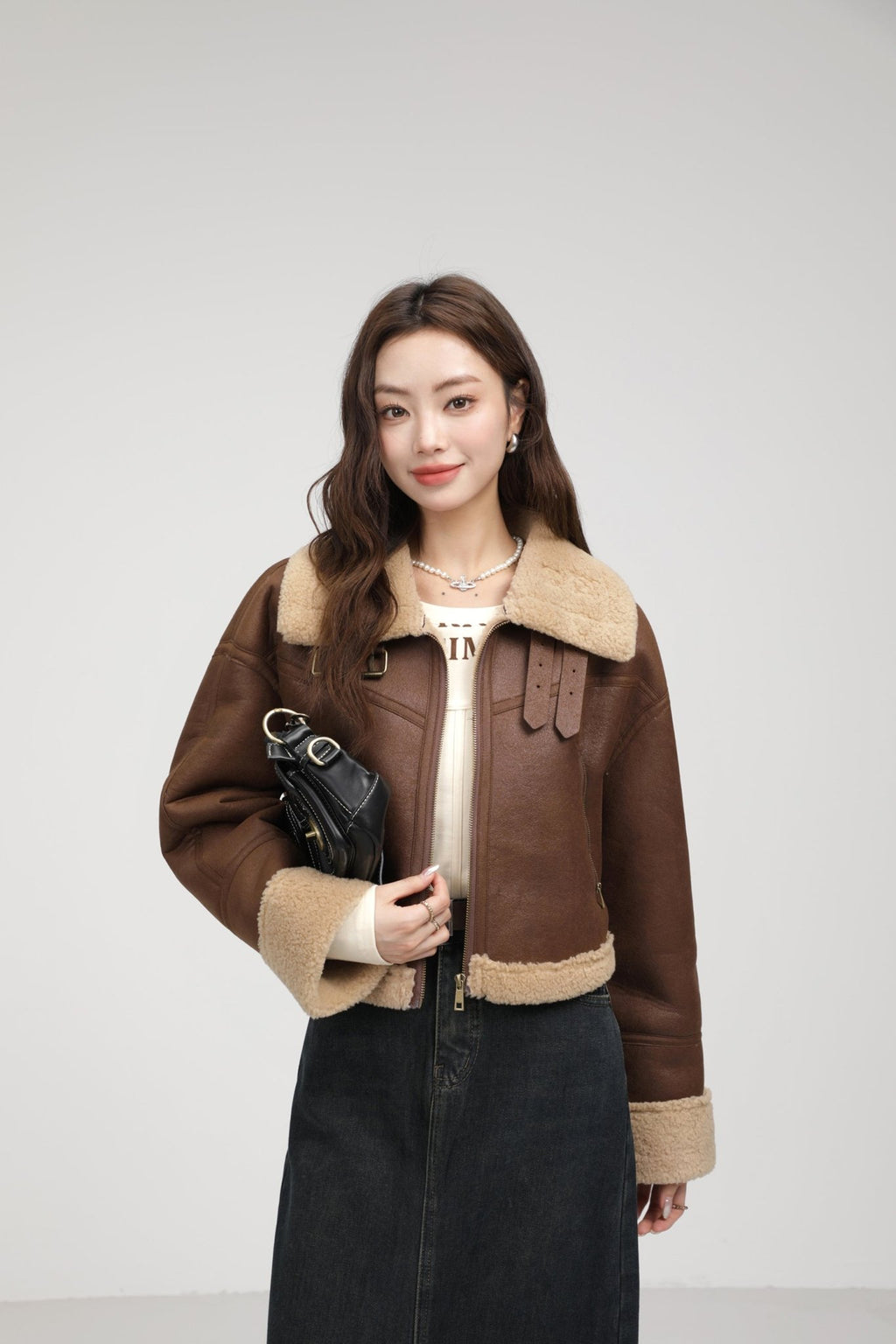 Manteau court en agneau intégral avec col montant en fourrure, style épuré chic! - IVOIRART.COM