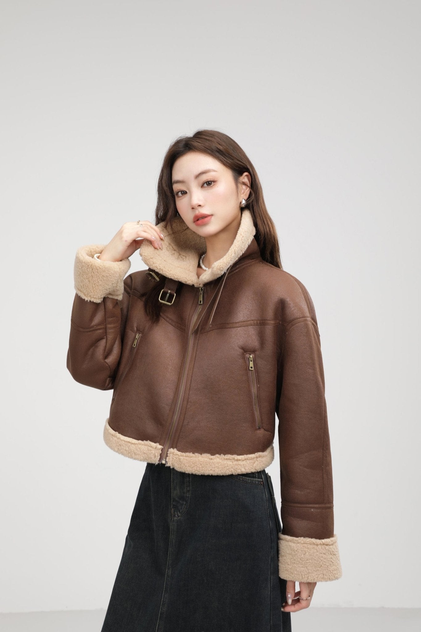 Manteau court en agneau intégral avec col montant en fourrure, style épuré chic! - IVOIRART.COM