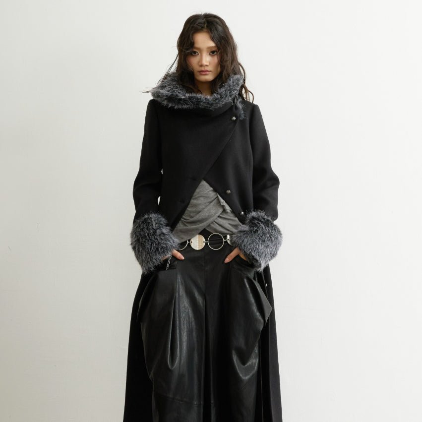Manteau en laine avec col bordé de fourrure, taille cintrée et silhouette longue - IVOIRART.COM