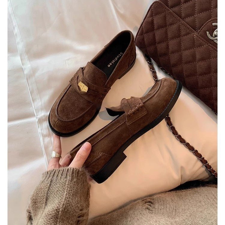 Mocassins à bout rond avec petite médaille dorée, style britannique, cuir à enfiler - IVOIRART.COM