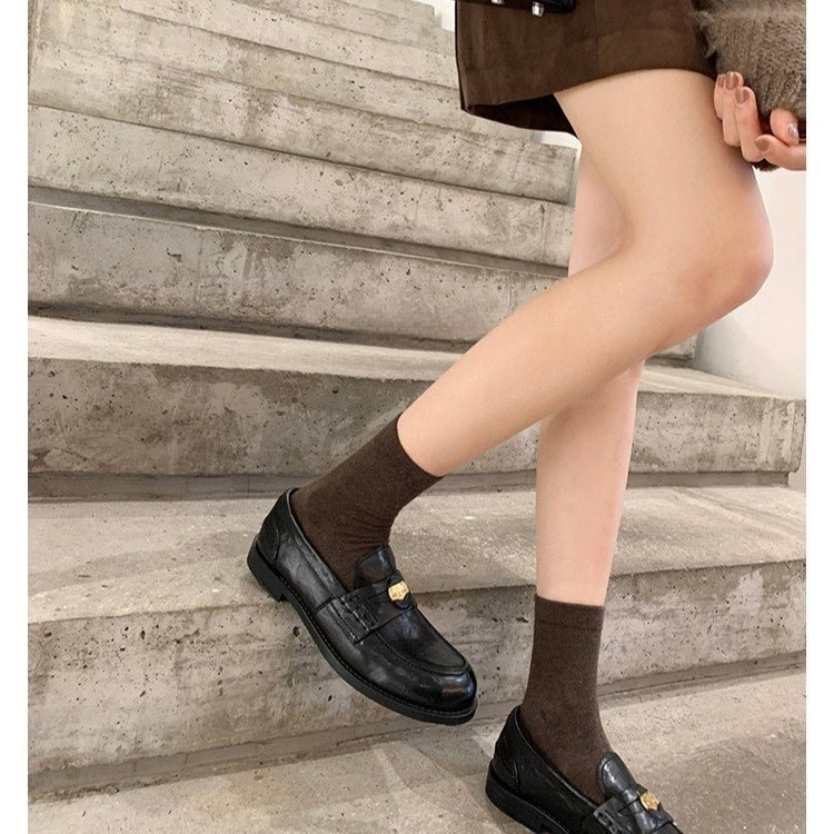 Mocassins à bout rond avec petite médaille dorée, style britannique, cuir à enfiler - IVOIRART.COM