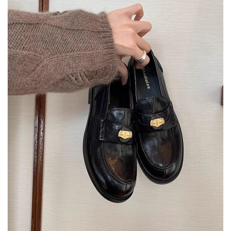 Mocassins à bout rond avec petite médaille dorée, style britannique, cuir à enfiler - IVOIRART.COM