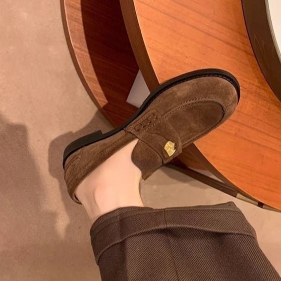 Mocassins à bout rond avec petite médaille dorée, style britannique, cuir à enfiler - IVOIRART.COM