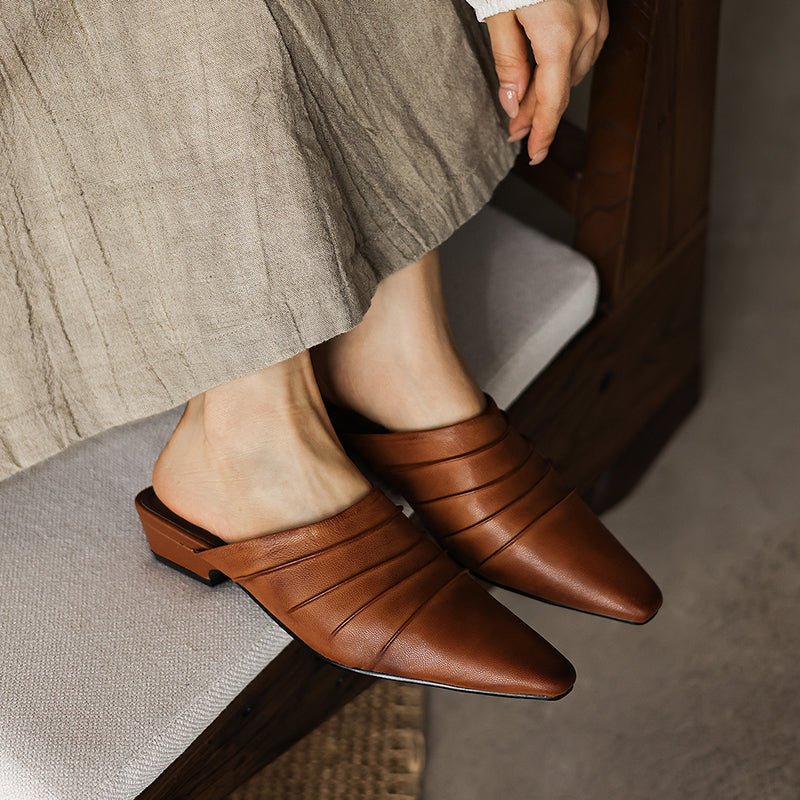 Mules artisanales pour femme en cuir pleine fleur de mouton froncé, talon bas carré - IVOIRART.COM