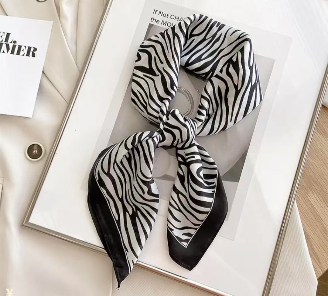 Nouveau Foulard Carré Polyvalent en Soie Imitation pour Femme - Élégant et Pratique - IVOIRART.COM