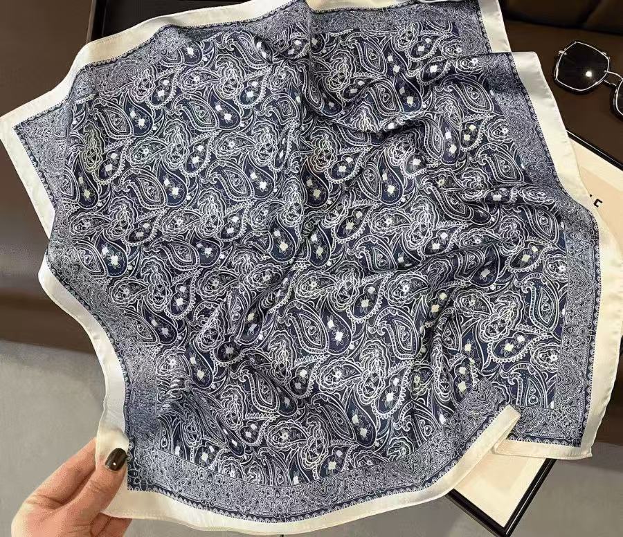 Nouveau Foulard Carré Polyvalent en Soie Imitation pour Femme - Élégant et Pratique - IVOIRART.COM