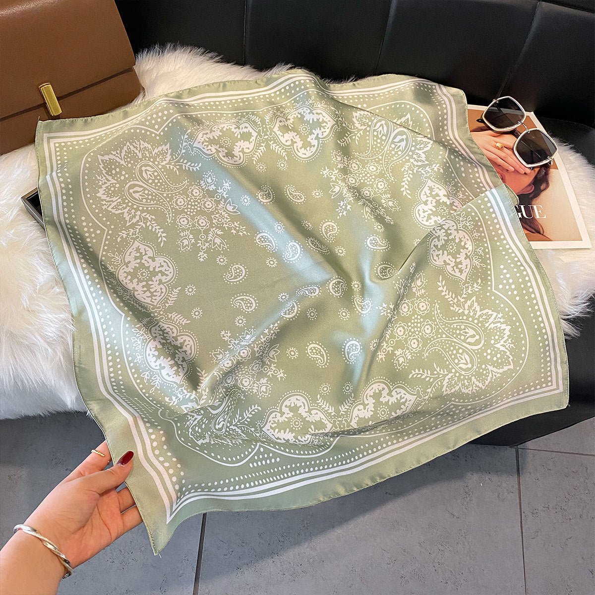 Nouvelle Écharpe Carrée 70cm en Soie Luxe Abordable et Élégante - IVOIRART.COM