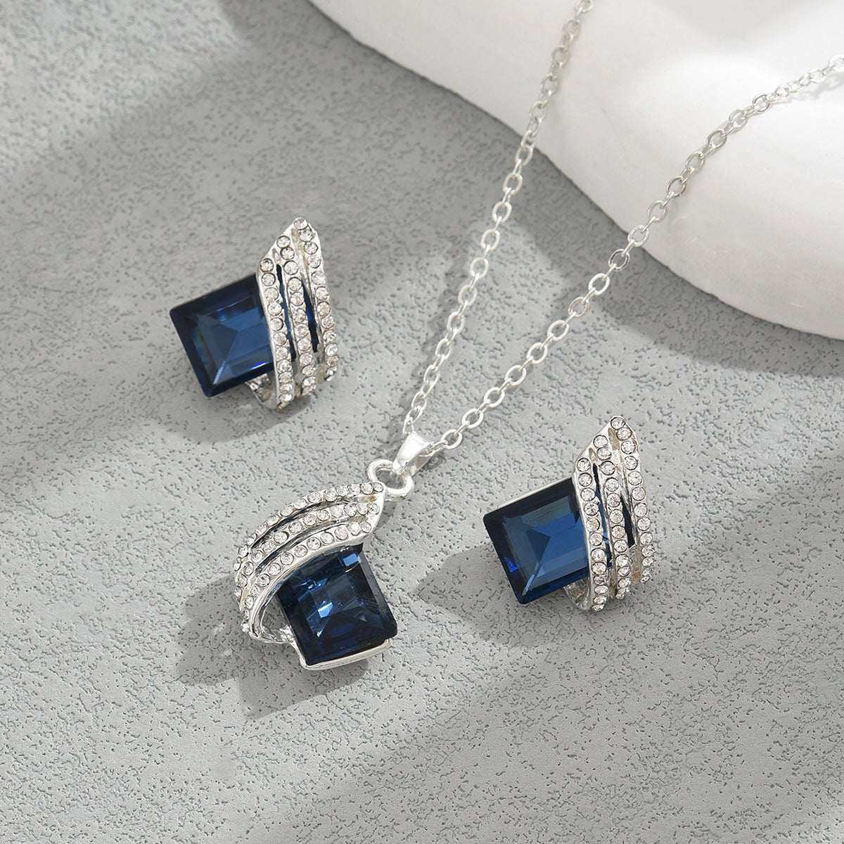 Parure coréenne géométrique cristal pour femme - collier strass et boucles oreilles. - IVOIRART.COM