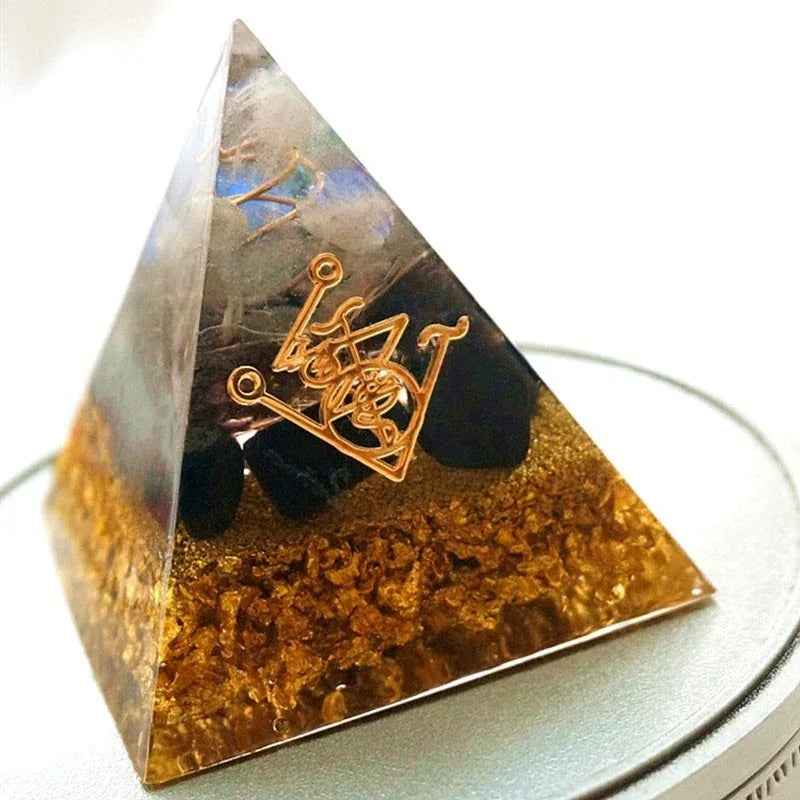 Pyramide Orgone en cristal naturel 4 - 5 cm – décoration énergétique en résine, cadeau - IVOIRART.COM