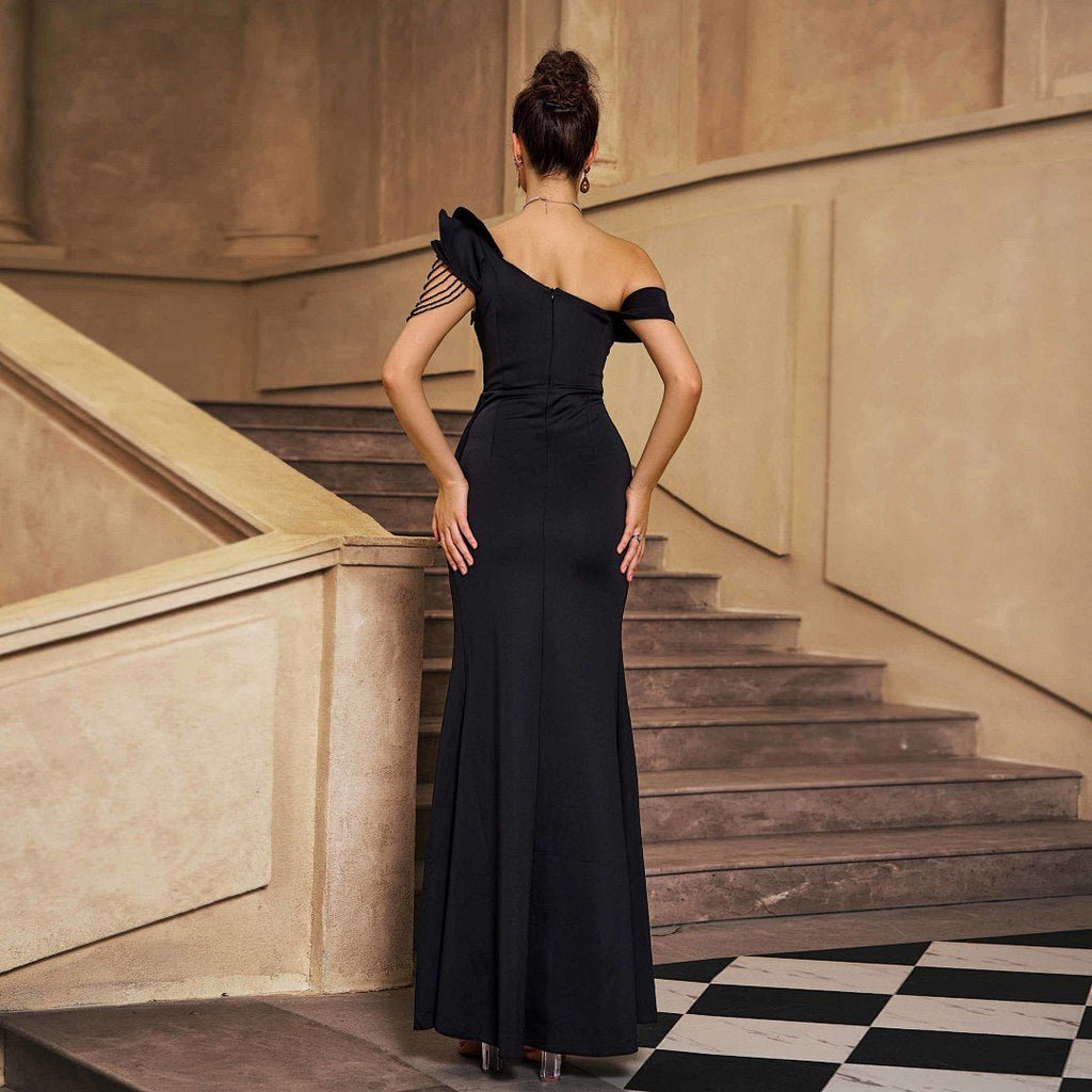 Robe de Soirée Asymétrique Noire à Une Épaule avec Détail de Perles et Franges - IVOIRART.COM