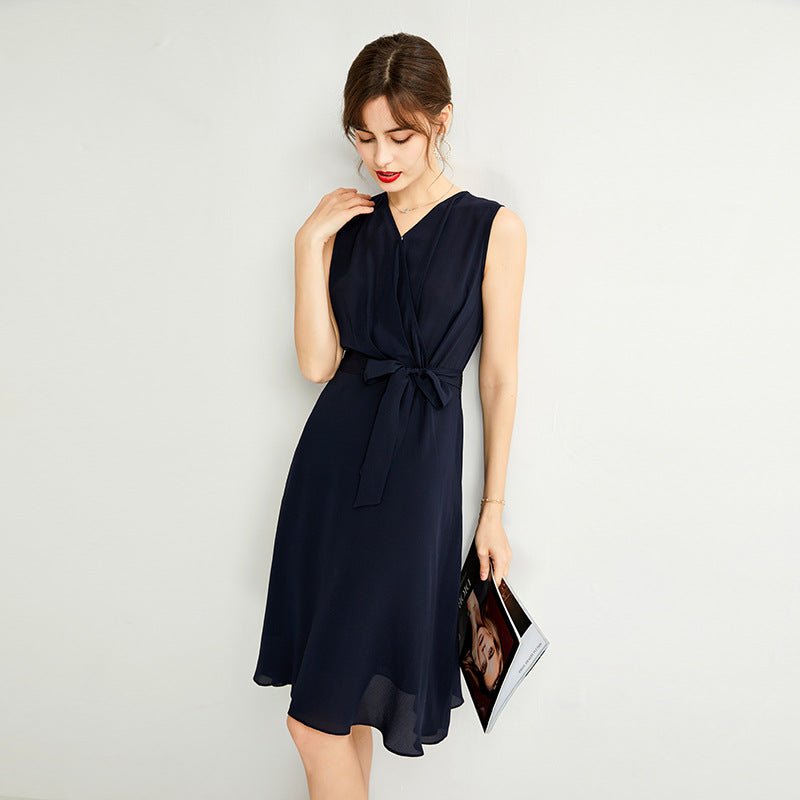 Robe en soie style français col V sans manches cintrée à la taille bleu marine . - IVOIRART.COM