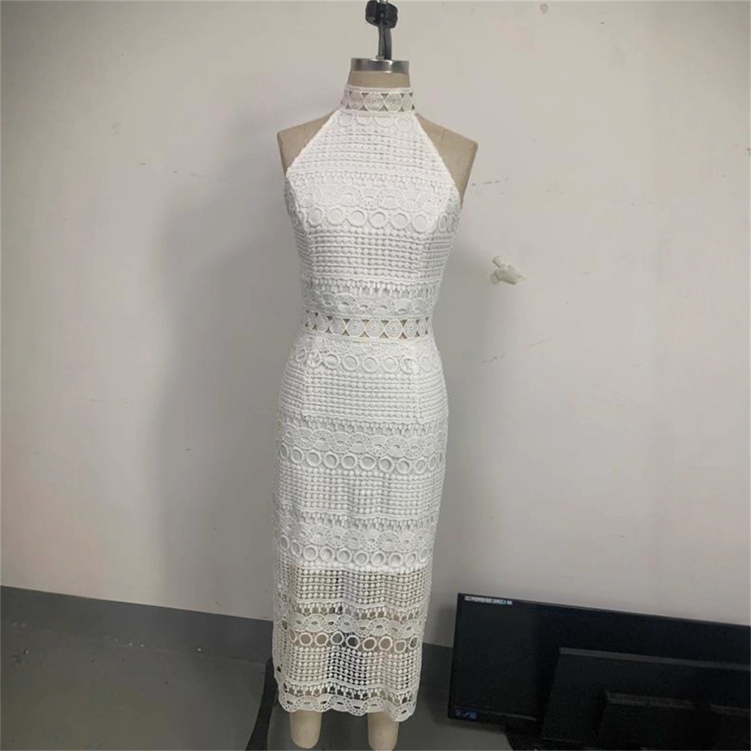 Robe longue femme sans manches en dentelle, col en V, motif rayures, blanche - IVOIRART.COM