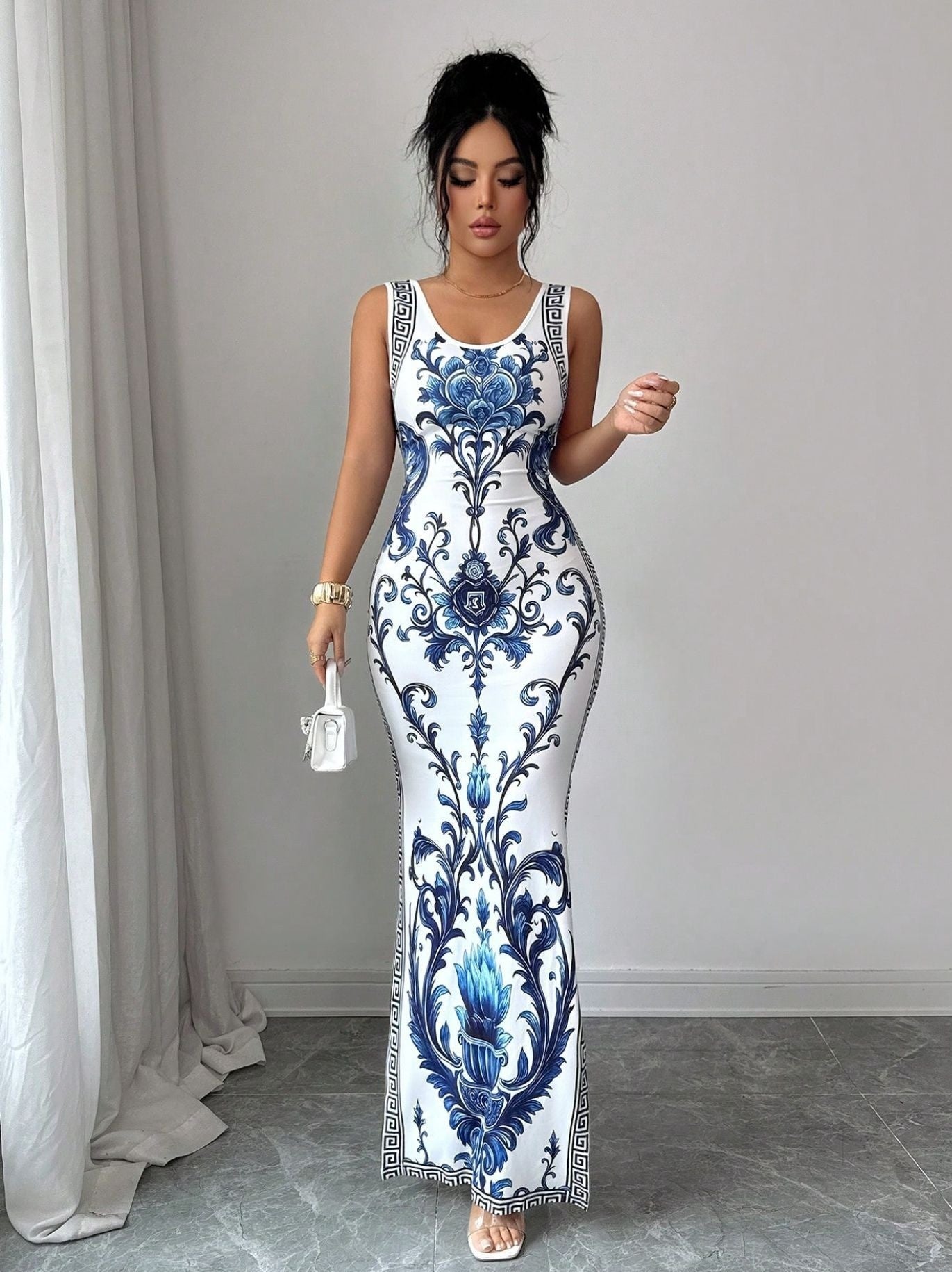 Robe rétro porcelaine bleu et blanc imprimée, coupe slim, col rond, sans manches - IVOIRART.COM