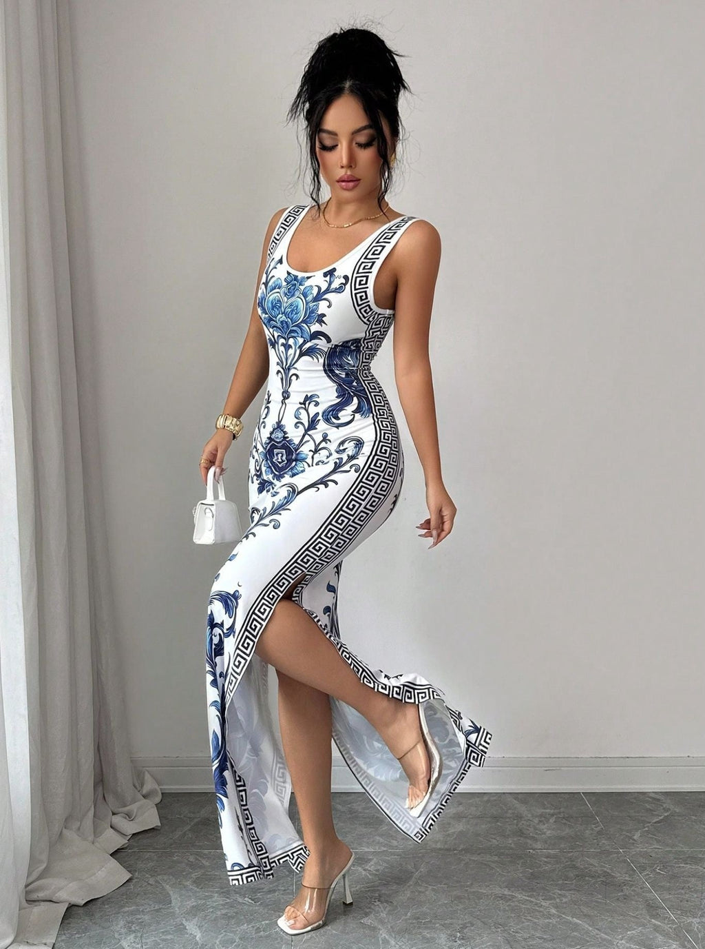 Robe rétro porcelaine bleu et blanc imprimée, coupe slim, col rond, sans manches - IVOIRART.COM