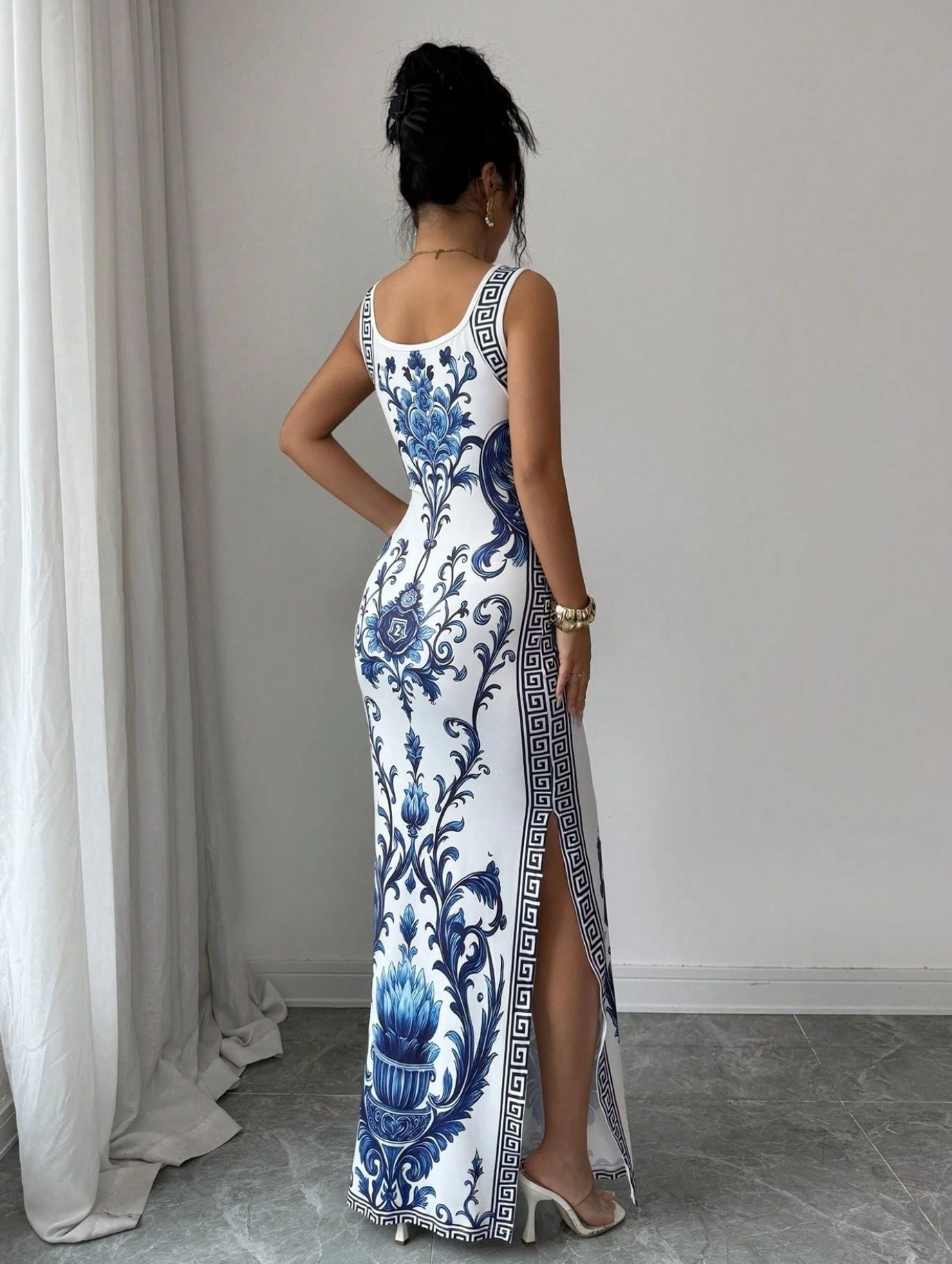 Robe rétro porcelaine bleu et blanc imprimée, coupe slim, col rond, sans manches - IVOIRART.COM