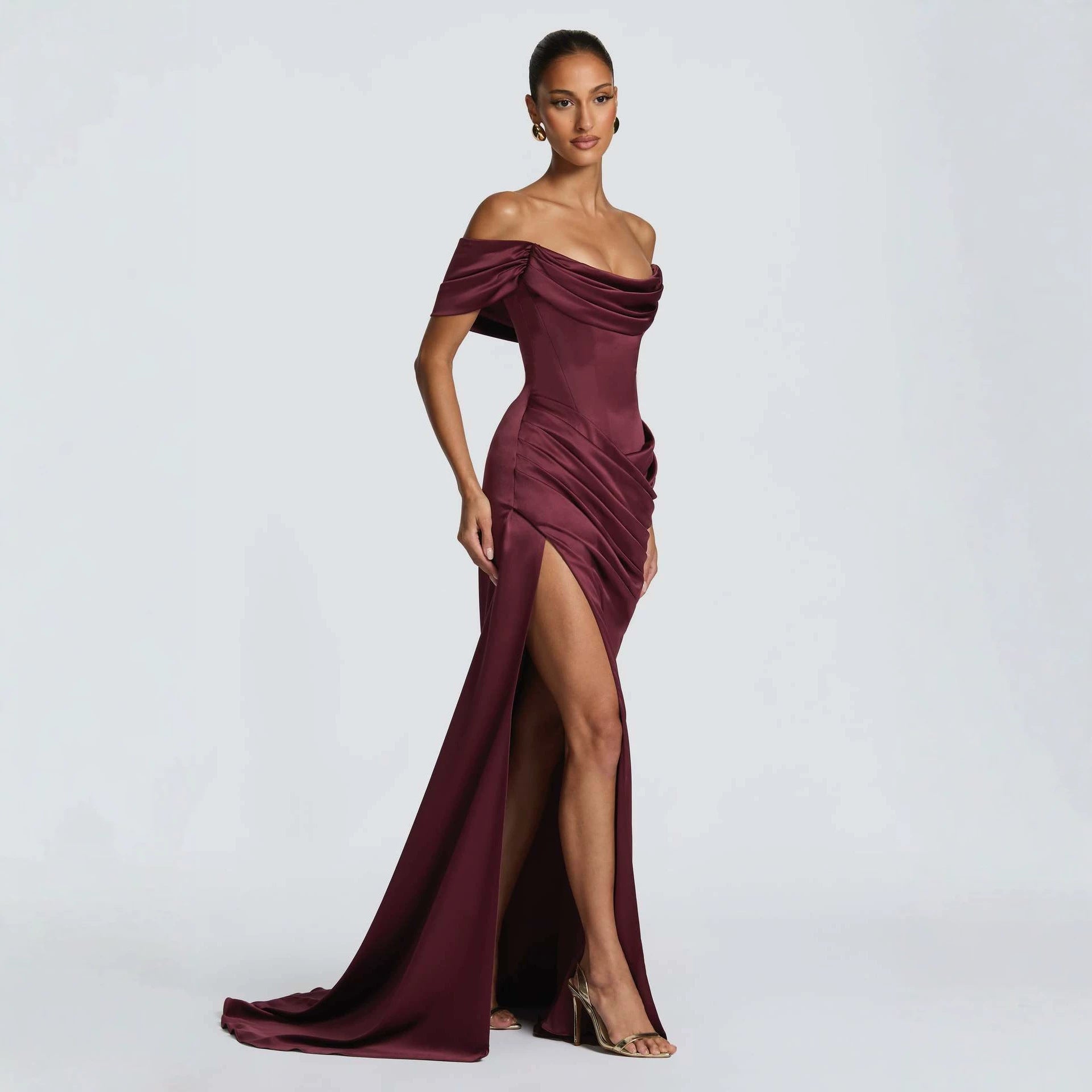 Robe sirène fendue haute au design élégant avec traîne, disponible en bordeaux et blanc - IVOIRART.COM