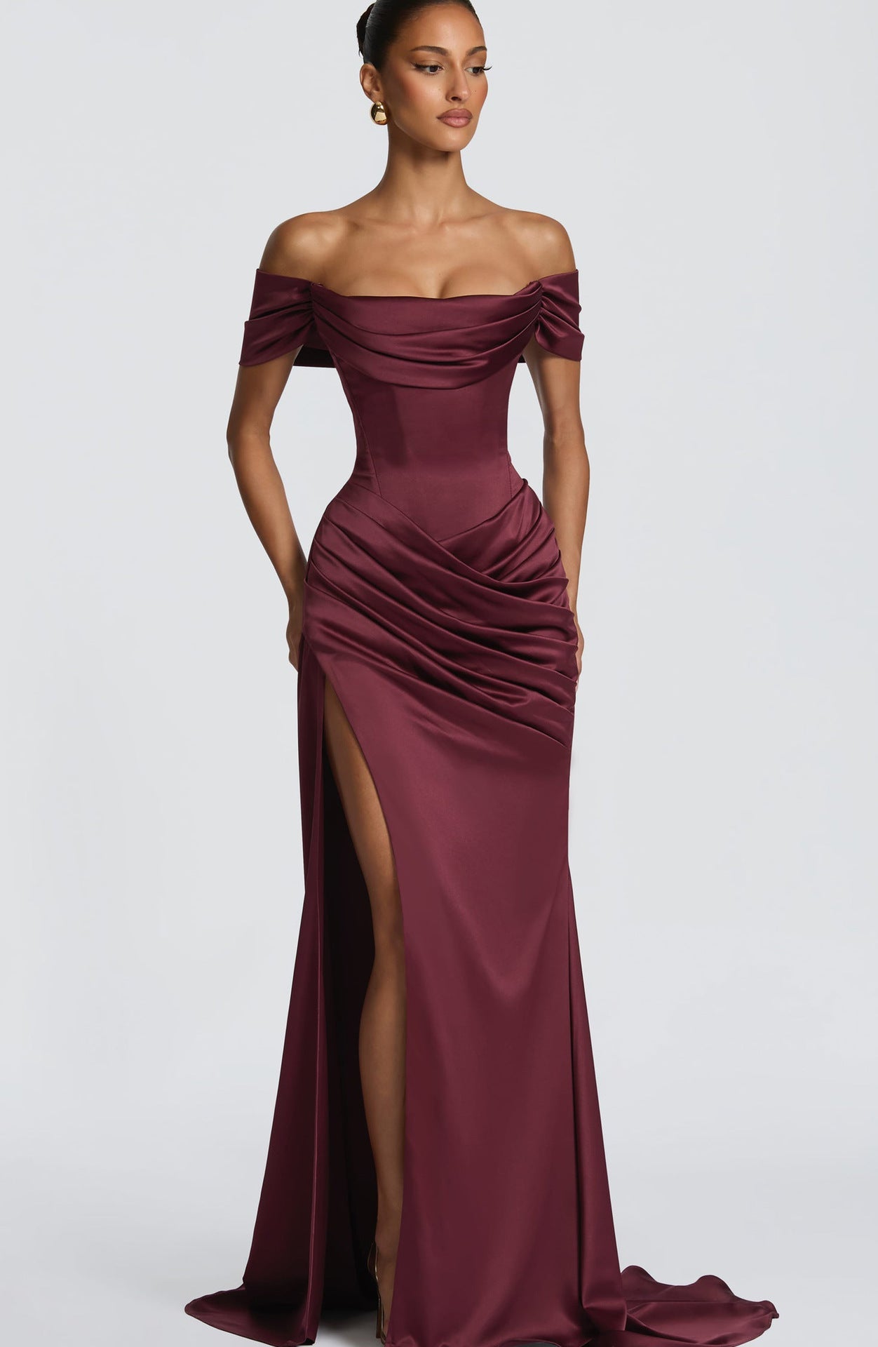 Robe sirène fendue haute au design élégant avec traîne, disponible en bordeaux et blanc - IVOIRART.COM