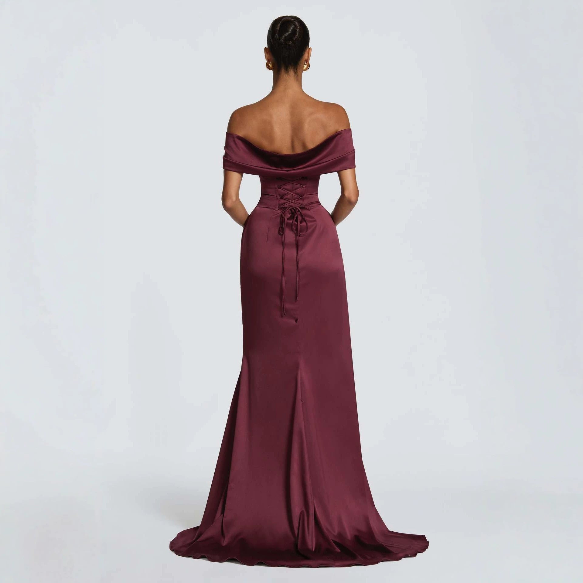 Robe sirène fendue haute au design élégant avec traîne, disponible en bordeaux et blanc - IVOIRART.COM