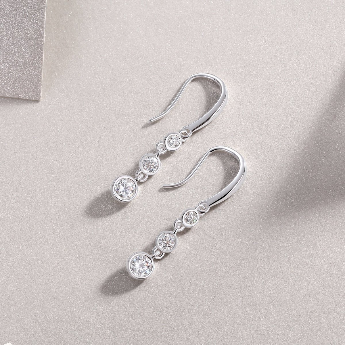 S925 Argent Sterling boucles pendantes trois pierres Moissanite D-VVS1 1,8gBoîte - IVOIRART.COM