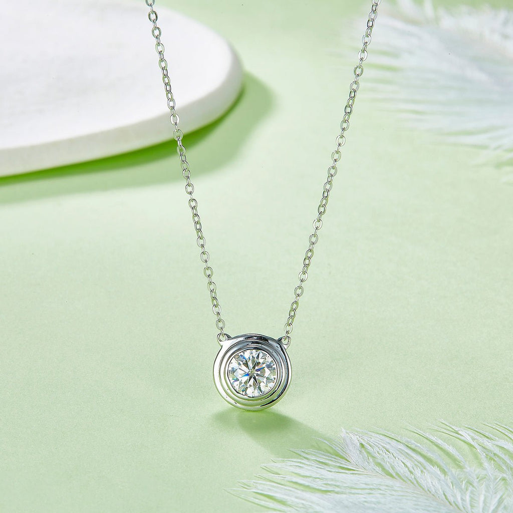 S925 Collier Argent 1ct Moissanite D-VVS1 Pendentif Biseau Minimaliste avecBoîte - IVOIRART.COM