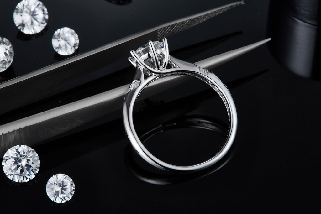 S925 Sterling Silver 1ct Moissanite Engagement Ring D-VVS1 Round 6-Prong Twisted - IVOIRART.COM