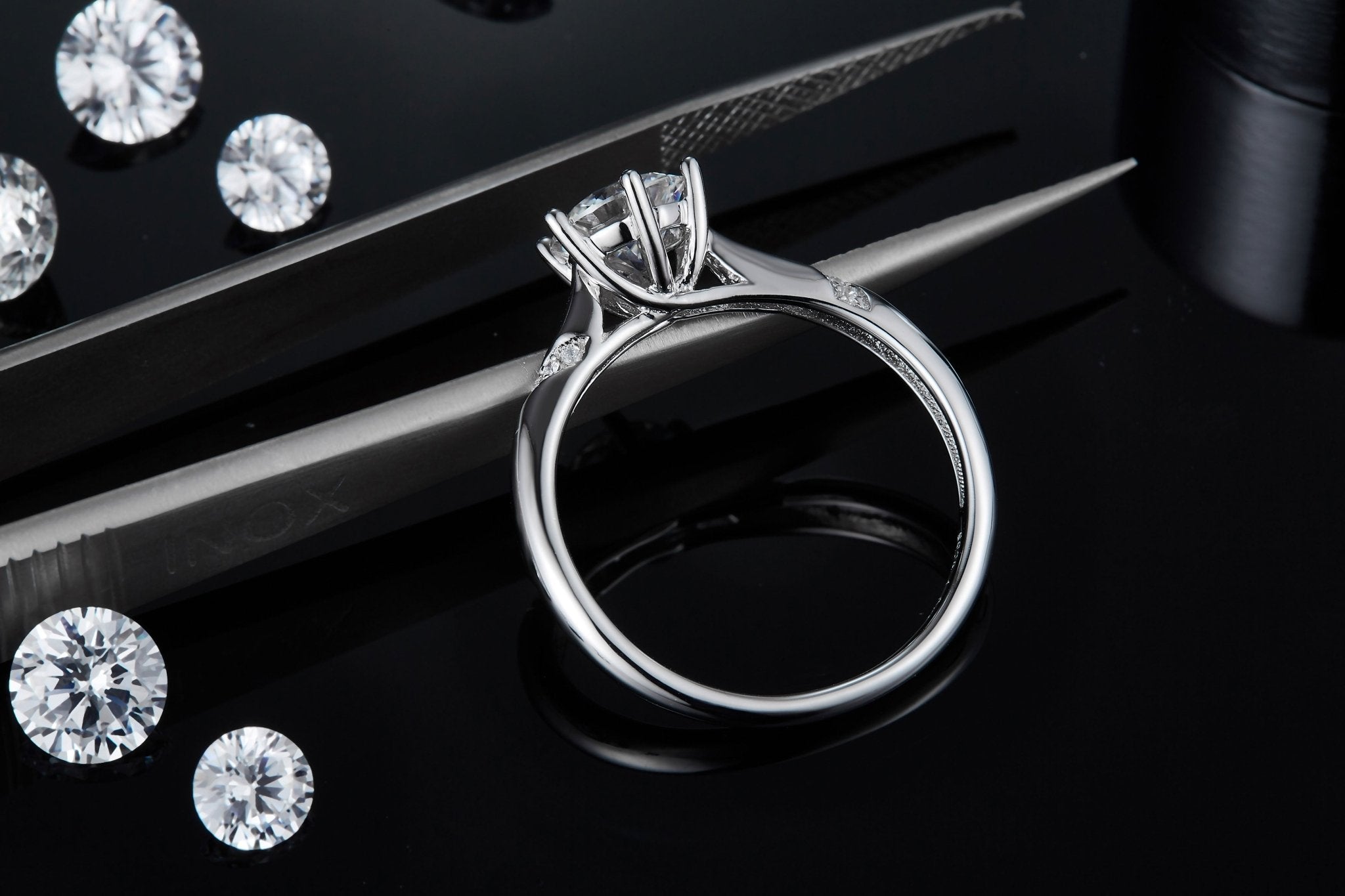 S925 Sterling Silver 1ct Moissanite Engagement Ring D-VVS1 Round 6-Prong Twisted - IVOIRART.COM