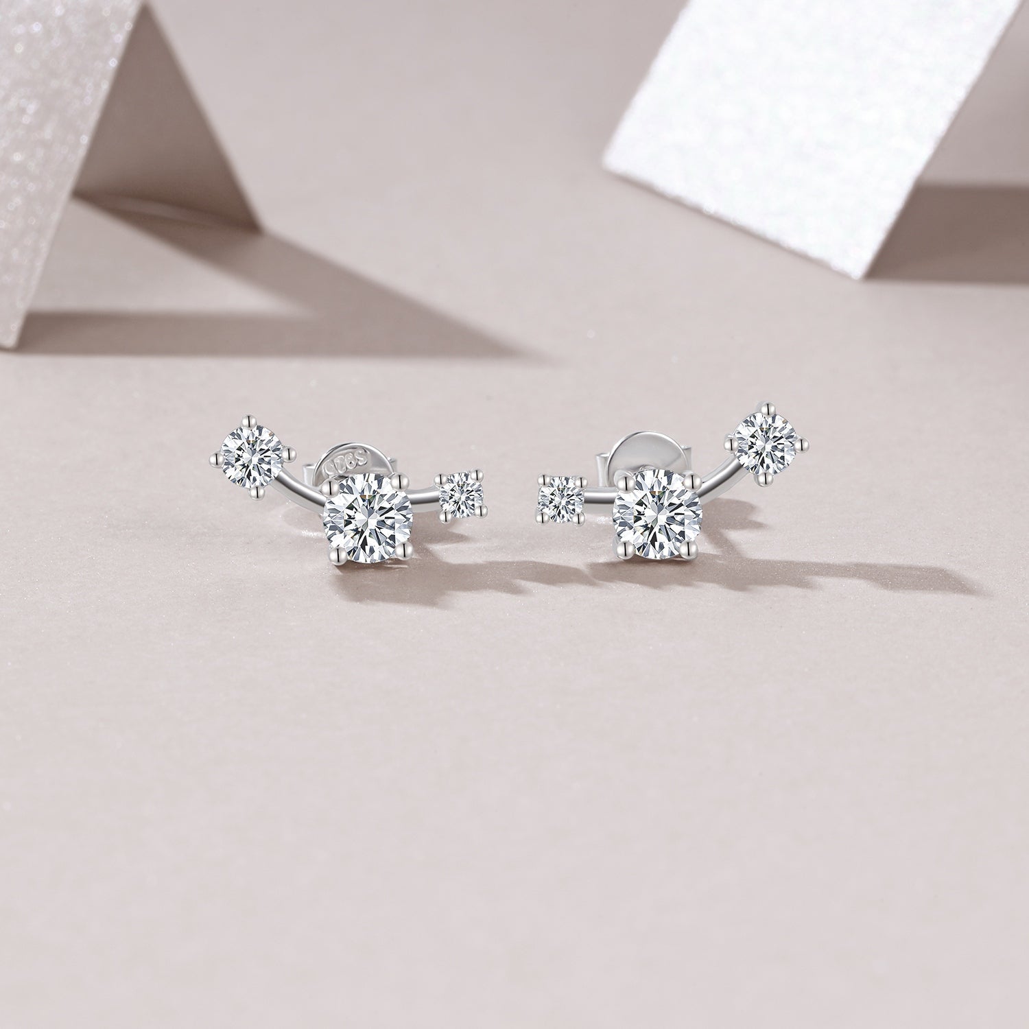 S925 Sterling Silver Three-Stone Curved Stud Earrings, 0.5ct D-VVS1 Moissanite, Platinum Plated 2.1g With GRA Certificate Gift Box - IVOIRART.COM